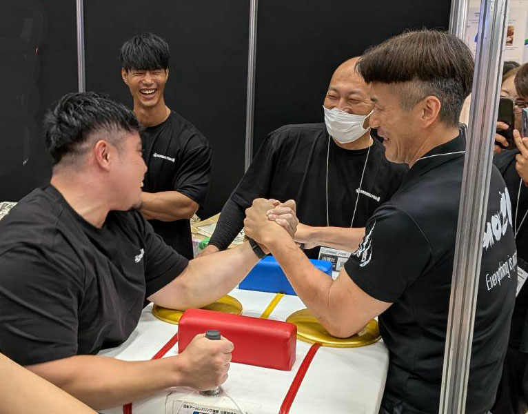 腕相撲大会で細野チャンプの黄金の左腕に敵う人はいません。当然