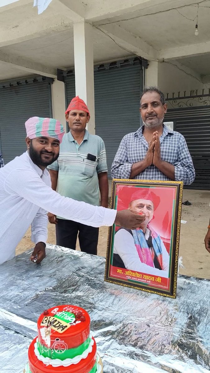 IshuYadav663438's tweet photo. PDA के जननायक समाजवादी पार्टी के राष्ट्रीय अध्यक्ष एवं पूर्व मुख्यमंत्री उत्तर प्रदेश श्री अखिलेश यादव जी के 53 वें जन्मदिन के अवसर पर लस्सी वितरण कार्यक्रम भवानी का पुरवा में पटना कुंडा प्रतापगढ़ उत्तर प्रदेश https://t.co/keGJPQYXqU