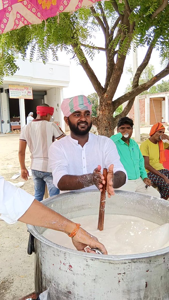 IshuYadav663438's tweet photo. PDA के जननायक समाजवादी पार्टी के राष्ट्रीय अध्यक्ष एवं पूर्व मुख्यमंत्री उत्तर प्रदेश श्री अखिलेश यादव जी के 53 वें जन्मदिन के अवसर पर लस्सी वितरण कार्यक्रम भवानी का पुरवा में पटना कुंडा प्रतापगढ़ उत्तर प्रदेश https://t.co/keGJPQYXqU