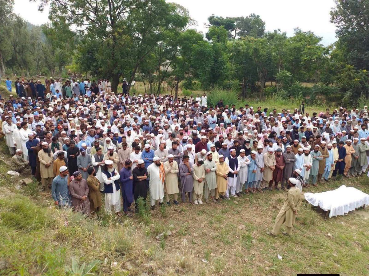JUI_NW's tweet photo. پشاور کے ایک نواحی گاؤں میں جنازے کی رسم تبدیل 
 ایک غریب شخص کا جنازہ جب جنازہ گاہ پہنچا اور صفیں درست ہوئیں، تو امام صاحب نے شرکاء سے مخاطب ہو کر ایک دل سوز اعلان کیا انہوں نے کہاکہ یہ میت جس کا ہم جنازہ پڑھنے لگے ہیں، اپنے گھر کا واحد کفیل اور سہارا تھا۔ سوگواران میں صرف ایک بیوہ اور تین چھوٹے بچے ہیں۔ عدت کے ایام میں ان کے پاس آمدنی کا کوئی ذریعہ نہیں ہے۔ لہذا، جنازہ گاہ کے مرکزی دروازے پر ایک چادر بچھا دی گئی ہے۔ جو بھی صاحبِ توفیق بغیر کسی دکھلاوے کے، اللہ کی رضا کے لیے ایک روپے سے لے کر اپنی حیثیت کے مطابق جتنی رقم دے سکتا ہے، وہ وہاں ڈال دے۔ جنازہ کے بعد جب چادر سے رقم جمع کی گئی تو وہ ایک لاکھ روپے سے زائد کی تھی۔ کسی کے 10 روپے تھے تو کسی کے 100، لیکن اس مشترکہ ہمدردی نے یتیم بچوں کے لیے کئی مہینوں کا معاشی سکون فراہم کر دیا۔ تعزیت صرف ہاتھ اٹھا کر دعا کرنے کا نام نہیں، بلکہ دکھ کی گھڑی میں عملی سہارا بننے کا نام ہے۔ ہمارے نبی کریم ﷺ کا فرمان ہے کہ اگر کوئی پودا لگائے اور اس سے کسی انسان، پرندے یا جانور کو فائدہ پہنچے، تو لگانے والے کو اس کا بھی ثواب ملتا رہتا ہے۔ جنت کا آسان راستہ خلقِ خدا کی خدمت میں چھپا ھوا ہے۔

کاپی