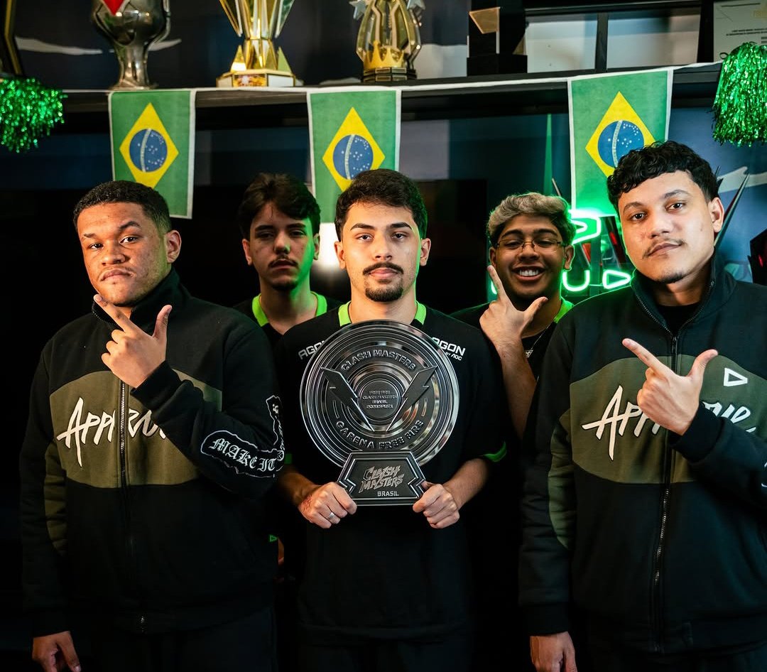 PHZERAW's tweet photo. LOUD recebeu o troféu do Clash Masters https://t.co/4GW7LvyOFn