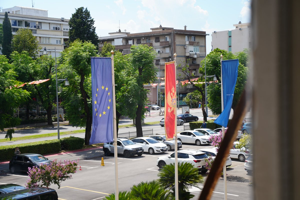 Amb_Klement_EU's tweet photo. 📌After a productive morning, the day continued at 🇲🇪 Ministry of Interior discussing notable progress in 🇪🇺 accession progress, the new draft Law on Weapons and Explosives, and the strategy/action plan to tackle illicit possession, misuse and trafficking of firearms
#VladaCG https://t.co/EjaUw98XsN