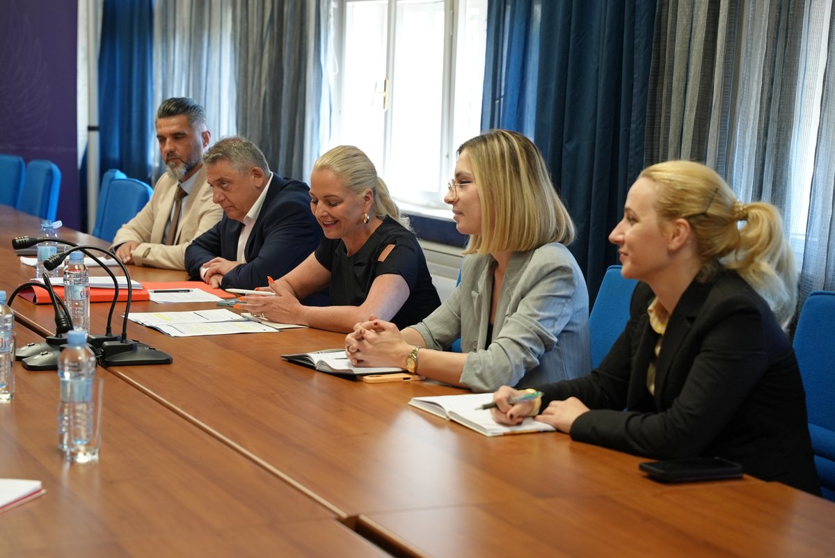 Amb_Klement_EU's tweet photo. 📌After a productive morning, the day continued at 🇲🇪 Ministry of Interior discussing notable progress in 🇪🇺 accession progress, the new draft Law on Weapons and Explosives, and the strategy/action plan to tackle illicit possession, misuse and trafficking of firearms
#VladaCG https://t.co/EjaUw98XsN