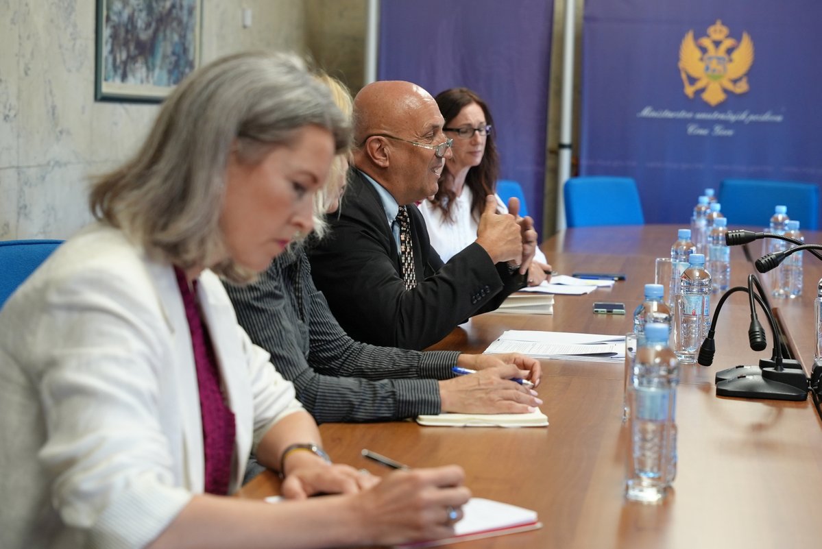 Amb_Klement_EU's tweet photo. 📌After a productive morning, the day continued at 🇲🇪 Ministry of Interior discussing notable progress in 🇪🇺 accession progress, the new draft Law on Weapons and Explosives, and the strategy/action plan to tackle illicit possession, misuse and trafficking of firearms
#VladaCG https://t.co/EjaUw98XsN