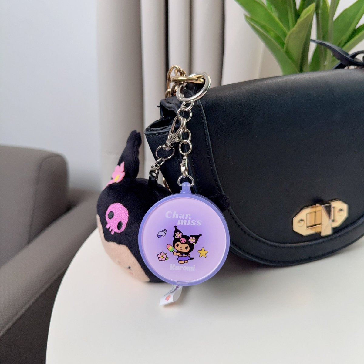 jubejann's tweet photo. สาวกซานริโอ้แบบพ้มกรี้ดมากก คุชชั่นบลัชของ Charmiss x Sanrio ใน 7-11 เห็นละต้องรีบหยิบ555 สี 02 - Lilac Wave ⋆˚𝜗𝜚˚⋆ โทนชมพูม่วงละมุน ปัดละน่ารักมากแม่ เนื้อเกลี่ยง่าย สีไม่ดรอป ติดทนตลอดวัน SPF15 PA+++ มีพวงกุญแจน้องคุโรมิไว้ห้อยกระเป๋าด้วย เอาไปสิบสิบ

#Charmiss #คุชชั่นบลัชชาร์มิส