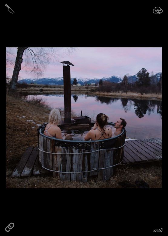 DGazwick's tweet photo. Marker pen in the bag. As Elena waited for her meal, she observed the sunset transition from pink to purple and finally to deep blue, with the first stars starting to glimmer far off. She reflected on her urban life, including her high-pressure job and the e https://t.co/WvJ3FmfGW3