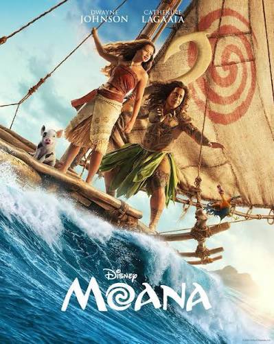 EdgarParedesH's tweet photo. Ya vi #Moana Live Action y de verdad que me llevé una gran sorpresa.
Esta es la apuesta de Disney para convertir algunas de sus animaciones en live action, pues antes se enfocaban más en adaptar los clásicos animados. Y creo que valió la pena.

Hay que destacar que Moana tiene muchísimos elementos para lucirse en efectos visuales, y Disney supo aprovecharlos muy bien: el mar, la vida marina, los paisajes, los vestuarios tropicales, las tribus y los cánticos. Tiene todos los ingredientes para hacer un gran live action, y lo logró.

El casting es muy bueno. Desde el principio compras la historia que ya conocíamos de Moana. Debo reconocer que al inicio me hizo mucho ruido ver a La Roca con cabello y después verlo bailar una coreografía, pues… pero más allá de eso, logra su cometido.

Es una película muy apegada a la versión animada que ya habíamos visto, con grandes y, por momentos, espectaculares efectos especiales. 

Sin duda, es una buena opción para acercar esta historia a las nuevas generaciones y también para quienes hace 10 años vieron Moana por primera vez en el cine.

En conjunto, esta adaptación logra equilibrar nostalgia, espectáculo visual y un elenco que sostiene la historia sin perder su esencia. No reinventa la fórmula, pero sí la ejecuta con suficiente calidad y encanto como para justificar su existencia. 

Es una experiencia disfrutable, especialmente si buscas revivir la magia original con una nueva presentación.
si puedes verla en IMAX cale mucho más la pena.
Calificación: #Buena