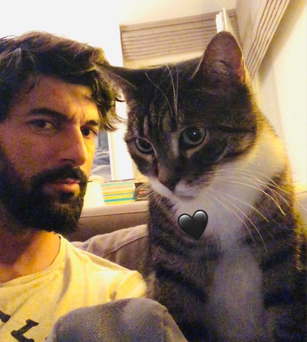expelliamuss's tweet photo. Ayy Sefa'sını paylaşmış 🥹 Hem çok tatlısınız hem de üzülüyorum gördükçe ya canım Sefa 🖤

#EnginAkyürek https://t.co/8d39Tl55AG