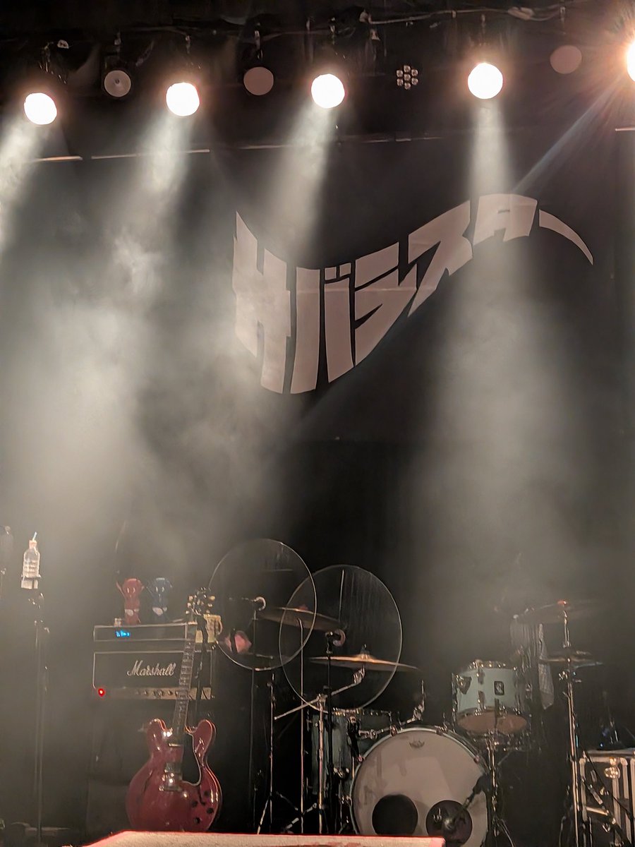 Yukiwing0318's tweet photo. ライブ熱すぎだった！！
大好きなジャージを聴けて夏を感じる新曲もサイコー🎸
最初、4列目くらいだったけど圧に負けた
途中の異臭は何だったんだ！？笑 https://t.co/9FtLdQPM7C