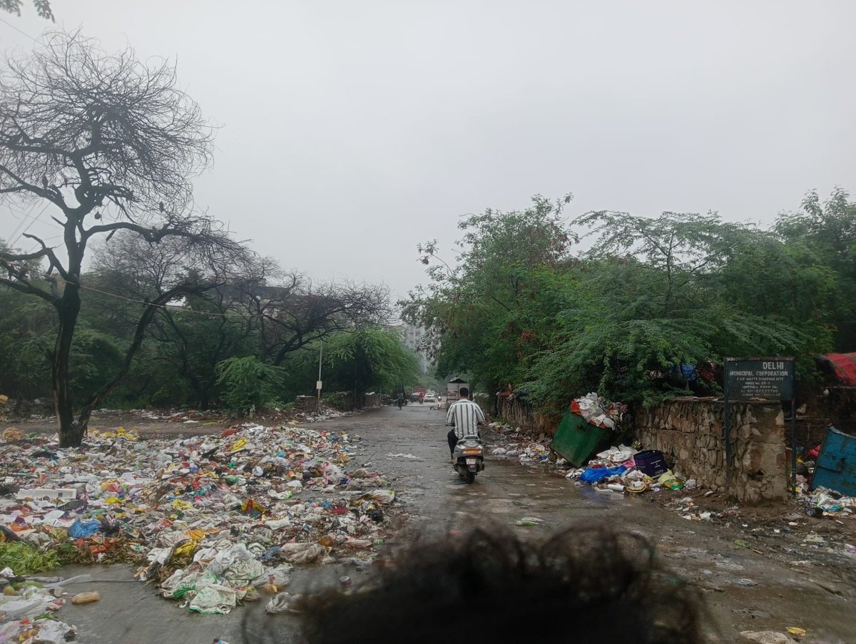 a_maurya's tweet photo. Ye hmare Mehrauli Vasant Kunj Link Road ki situation h last 1-2 mahine se. Log kis halat me ana jana karte h aap sock sakte ho.Sewer ka kam pichle 1 mahine se ruka pada h.6 mahine pehle road bani thi or ab ye halat.
@MCDdelhi @gajainderYDVBJP @CMODelhi @gupta_rekha @p_sahibsingh https://t.co/pkjeoexvjL