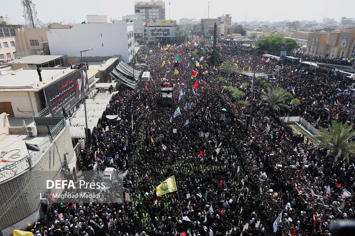 mikaeeldayani's tweet photo. این تشییع میلیونی در عراق؛ عظمت خامنه‌ای و کاری که با مقاومت در منطقه کرد را بیشتر عیان می کند! نجف همان شهری است که زعیم شیعه آیت الله العظمی خویی؛ ۲۰نفره تشییع شد! شهری که پیکر آیت‌الله باقر صدر را در آن شبانه دفن کردند!
و حالا پیکر آقای ما روی دست میلیون ها عراقی تشییع می شود! https://t.co/jaOPUhfMqI