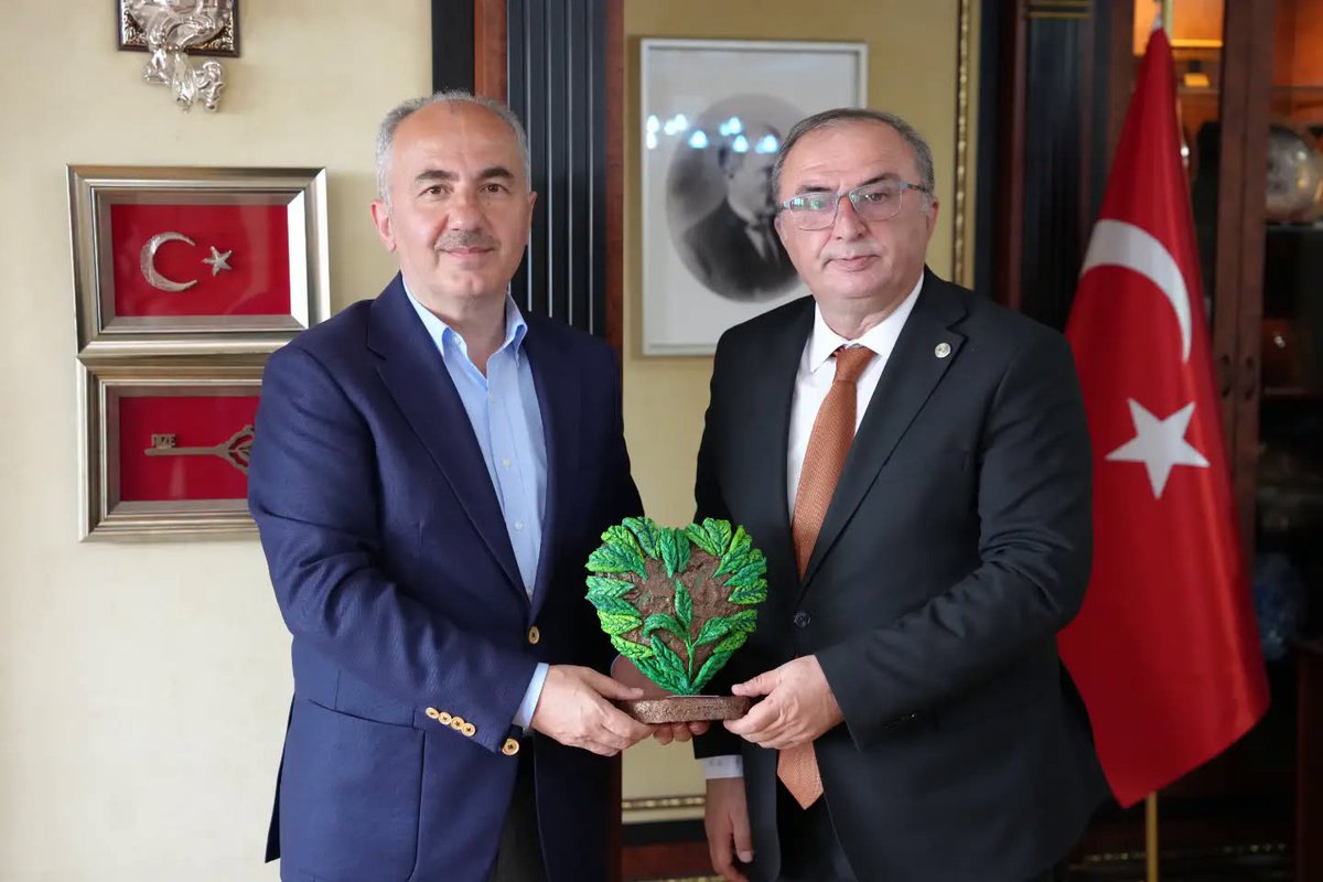 rahmimetin's tweet photo. Ankara Rize Dernekleri Federasyonu Başkanı Muammer Bostan ve yönetim kurulu üyelerimizin Rize Tanıtım Günleri sonrasında gerçekleştirdikleri nazik ziyaretlerinden dolayı teşekkür ediyorum. https://t.co/3JZhw2HdHt
