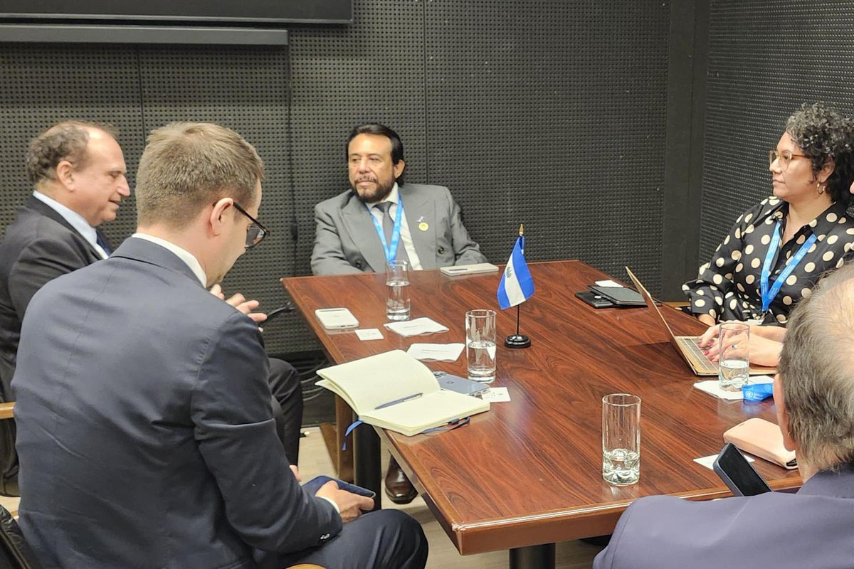 VCpresidenciaSV's tweet photo. El Salvador y Google fortalecen agenda de IA. 🇸🇻👩🏽‍💻🇺🇳 El Vicepresidente de la República Sr. Félix Ulloa hijo (@fulloa51), conversó con representantes de Google, con el propósito de fortalecer el diálogo sobre el desarrollo de la inteligencia artificial y explorar nuevas oportunidades de cooperación en educación, innovación, gobernanza de la IA y modernización de los servicios públicos.

El Vicepresidente Ulloa destacó el compromiso de El Salvador de poner la inteligencia artificial al servicio de la población mediante soluciones innovadoras, eficientes y seguras. Asimismo, expuso que el país cuenta con un marco jurídico orientado a promover el desarrollo y uso responsable de esta tecnología.

Se resaltó la estrecha colaboración que Google ha mantenido con El Salvador, así como el interés de seguir explorando posibles áreas para ampliar la cooperación, especialmente en salud digital, mediante herramientas como @doctorsvapp; educación, a través de iniciativas para fortalecer capacidades en el aprendizaje; y proyectos de IA para el bien público, particularmente en materia de gestión del riesgo.

Al respecto, Google expresó su satisfacción por los logros de El Salvador y reiteró su disposición de ampliar la colaboración en investigación, formación de talento, emprendimiento y desarrollo de soluciones basadas en inteligencia artificial. Además, enfatizó el potencial de la comunidad salvadoreña de desarrolladores y emprendedores tecnológicos, así como el creciente ecosistema de startups en el país.

Finalmente, la delegación salvadoreña reafirmó su interés de continuar estrechando la relación con Google para impulsar el desarrollo de capacidades y la adopción responsable de la IA, consolidando al país como un referente regional en tecnologías emergentes y soluciones digitales al servicio de la población.🤝🏻