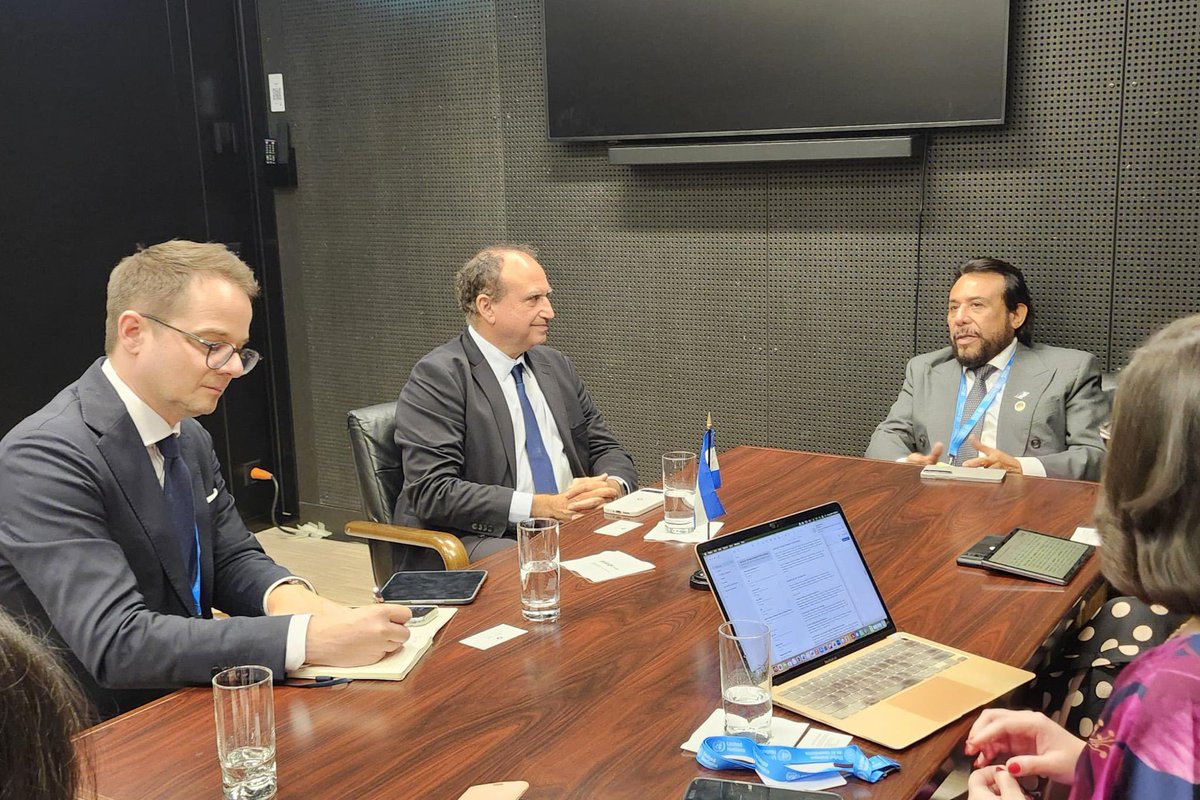 VCpresidenciaSV's tweet photo. El Salvador y Google fortalecen agenda de IA. 🇸🇻👩🏽‍💻🇺🇳 El Vicepresidente de la República Sr. Félix Ulloa hijo (@fulloa51), conversó con representantes de Google, con el propósito de fortalecer el diálogo sobre el desarrollo de la inteligencia artificial y explorar nuevas oportunidades de cooperación en educación, innovación, gobernanza de la IA y modernización de los servicios públicos.

El Vicepresidente Ulloa destacó el compromiso de El Salvador de poner la inteligencia artificial al servicio de la población mediante soluciones innovadoras, eficientes y seguras. Asimismo, expuso que el país cuenta con un marco jurídico orientado a promover el desarrollo y uso responsable de esta tecnología.

Se resaltó la estrecha colaboración que Google ha mantenido con El Salvador, así como el interés de seguir explorando posibles áreas para ampliar la cooperación, especialmente en salud digital, mediante herramientas como @doctorsvapp; educación, a través de iniciativas para fortalecer capacidades en el aprendizaje; y proyectos de IA para el bien público, particularmente en materia de gestión del riesgo.

Al respecto, Google expresó su satisfacción por los logros de El Salvador y reiteró su disposición de ampliar la colaboración en investigación, formación de talento, emprendimiento y desarrollo de soluciones basadas en inteligencia artificial. Además, enfatizó el potencial de la comunidad salvadoreña de desarrolladores y emprendedores tecnológicos, así como el creciente ecosistema de startups en el país.

Finalmente, la delegación salvadoreña reafirmó su interés de continuar estrechando la relación con Google para impulsar el desarrollo de capacidades y la adopción responsable de la IA, consolidando al país como un referente regional en tecnologías emergentes y soluciones digitales al servicio de la población.🤝🏻