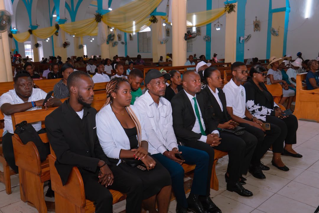 claudejoseph03's tweet photo. À l’occasion du cinquième anniversaire de l’assassinat de l’ancien Président Jovenel Moïse, le parti EDE a organisé, dans la commune de Trou-du-Nord, une messe de requiem en sa mémoire. La cérémonie religieuse a réuni des responsables du parti, des militants, des sympathisants ainsi que plusieurs invités venus lui rendre hommage et saluer sa mémoire.