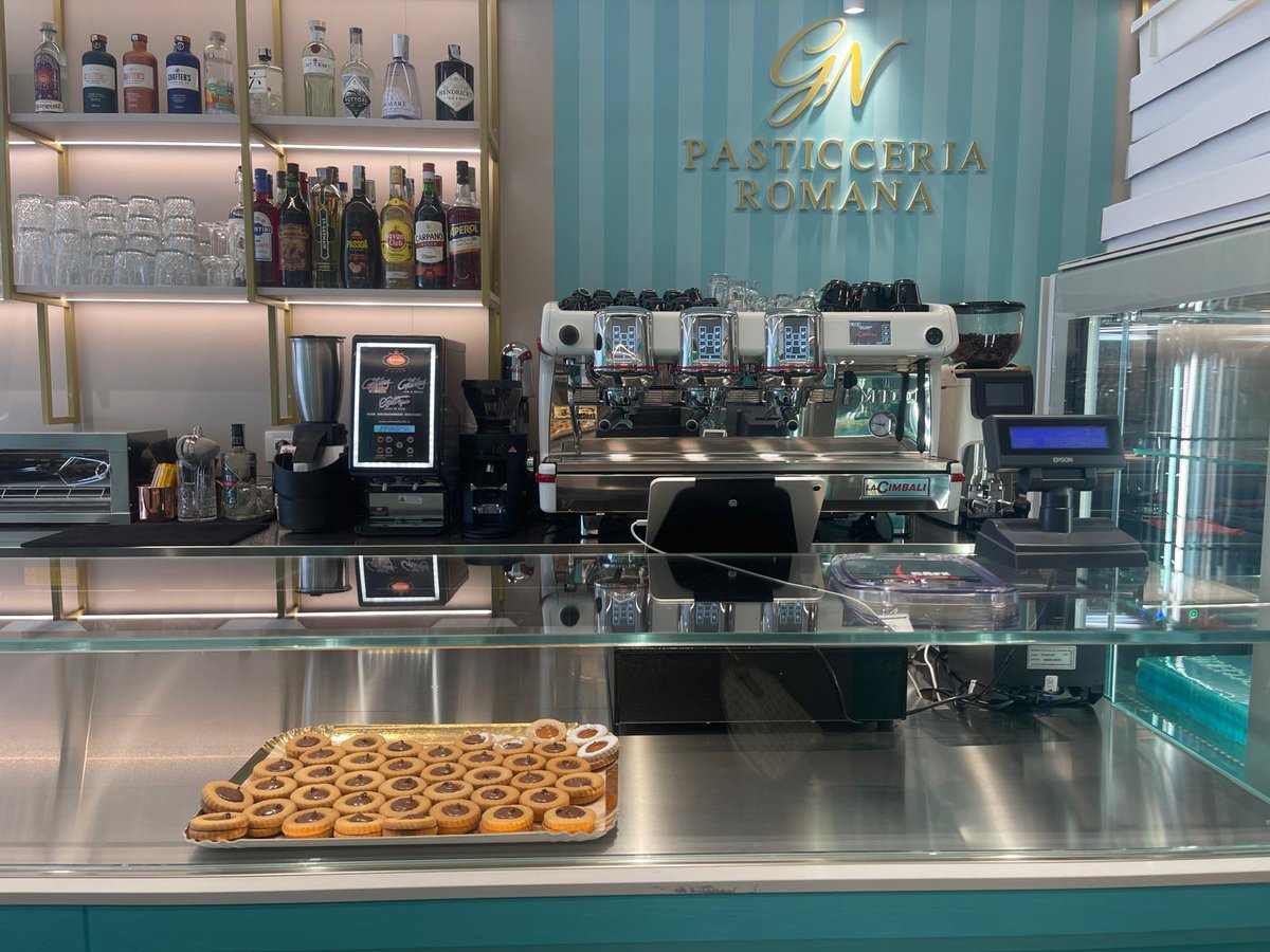 TecnobarT's tweet photo. 🧁🍰Ogni locale racconta una storia, e siamo lieti di aver contribuito a scriverne una parte. 
 Ringraziamo🙏 Gianfranco e Nicoletta Nicolini per aver scelto la #Tecnobar per la realizzazione degli arredi. 
https://t.co/p99qS283yI https://t.co/5c9qrK207u