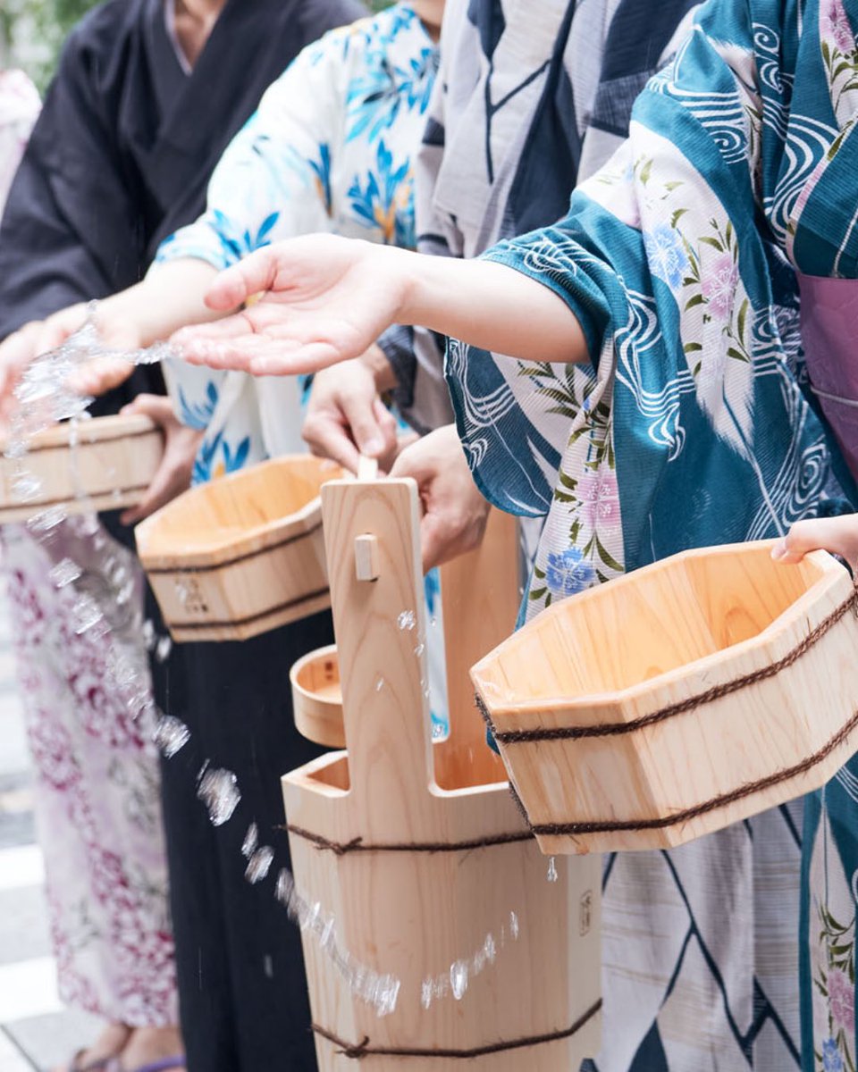 eventnihonbashi's tweet photo. 江戸から続く、エコな涼体験 晴れたら打ち水! 日本橋

夏の始まりを告げる恒例イベントとして 今年も日本橋の街で開催します。

++++++開催概要++++++ ＼晴れたら打ち水! 日本橋／ 📅 2026年7月17日(金)•25日(土) 📍 仲通り（歩行者天国エリア内） ⏰ 12:00～18:00 ※天候によって中止の場合があります。詳細は公式SNSにてお知らせします。 ※参加費無料、どなたでもご参加いただけます。

公式サイトはこちら
https://t.co/Mp5ldIK3Ln