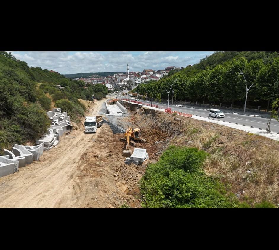 ibbkoordinasyon's tweet photo. Arnavutköy Bolluca Deresi'nin yan kolu olan Şirindere'de İSKİ ekipleri tarafından yürütülen ıslah çalışmalarının ilk etabında önemli ilerleme kaydedildi. Sel ve taşkın riskini azaltmaya yönelik sürdürülen proje kapsamında dere kesiti hidrolik hesaplara uygun şekilde düzenlenirken, taban iyileştirme çalışmalarında sona gelindi. Yaklaşık 500 metrelik ilk etapta, 90 metrelik bölümde betonarme prekast yay kesit ve kuru hava debi kanalı imalatı tamamlandı. Taşkın riski yüksek bölgede etaplar halinde sürdürülen çalışmalarla, su akışının daha güvenli hale getirilmesi ve bölgenin altyapı güvenliğinin güçlendirilmesi hedefleniyor. @istanbulbld @iskignmudurlugu #iski