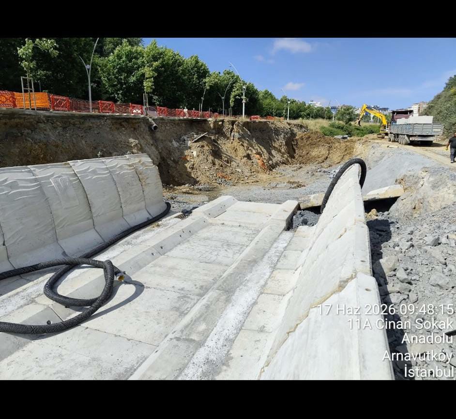 ibbkoordinasyon's tweet photo. Arnavutköy Bolluca Deresi'nin yan kolu olan Şirindere'de İSKİ ekipleri tarafından yürütülen ıslah çalışmalarının ilk etabında önemli ilerleme kaydedildi. Sel ve taşkın riskini azaltmaya yönelik sürdürülen proje kapsamında dere kesiti hidrolik hesaplara uygun şekilde düzenlenirken, taban iyileştirme çalışmalarında sona gelindi. Yaklaşık 500 metrelik ilk etapta, 90 metrelik bölümde betonarme prekast yay kesit ve kuru hava debi kanalı imalatı tamamlandı. Taşkın riski yüksek bölgede etaplar halinde sürdürülen çalışmalarla, su akışının daha güvenli hale getirilmesi ve bölgenin altyapı güvenliğinin güçlendirilmesi hedefleniyor. @istanbulbld @iskignmudurlugu #iski