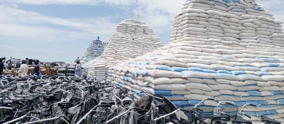 NTANewsNow's tweet photo. GOVERNOR ZULUM FLAGS OFF 2026 WET FARMING SEASON WITH FERTILIZER SALES / FREE DISTRIBUTION OF FARM INPUTS

Borno State Governor, Babagana Umara Zulum, has flagged off the 2026 wet farming season with the sale of fertilizer at government-approved rate, and the free distribution of agricultural farm inputs to smallholder, vulnerable, youth, women, and returnee farmers across the state.
Government sources say the intervention is aimed at promoting security, wealth creation, and community development.