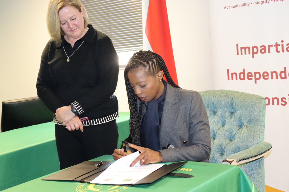Mil_OmbudSA's tweet photo. Military Ombud Lt Gen (Ret) Vusumuzi Masondo, together with Public Protector SA  Adv. Kholeka Gcaleka, signed a Memorandum of Understanding (MoU). Masondo said the MoU is intended to strengthen the relationship &amp; cooperation between the Military Ombud and the Public Protector SA. https://t.co/ZiScAZFNoo