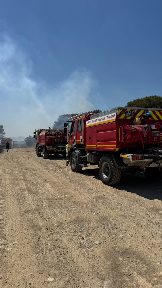 Pompiers_13's tweet photo. #Opérations
En parallèle de l'action des #secours à #Grans, 160 autres #Pompiers13 sont actuellement mobilisés à @ChateauneuflRge pour un #FeuDeForêt.
Les moyens terrestres et aériens sont actions pour protéger les habitations environnantes.
La N7 est coupée dans les deux sens https://t.co/E8NGuxOBRh