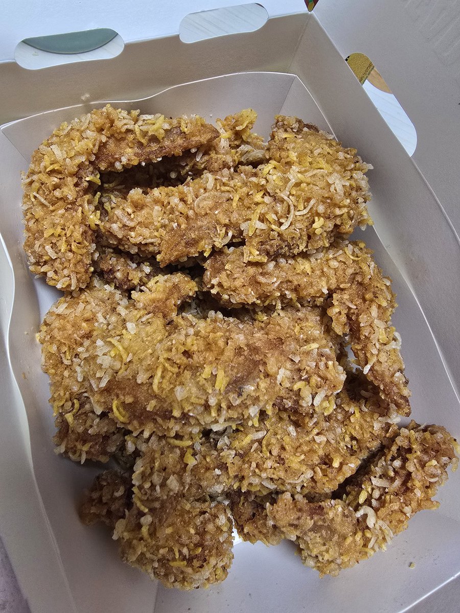 harumiso11's tweet photo. 딸아이가  야식으로   치킨  먹는다고  카톡 했길래   맛있겠다   한마디  했더니
울집에도  치킨이   배달  왔다.
오늘의   내  야식
딸  없었으면   서러울뻔   ^^*
둘이서   화상으로   이야기   하면서  같이   먹었단건   안  비밀 
아들은   아홉시  부터  코 골고  잔다. https://t.co/sPa0FJ0AtK