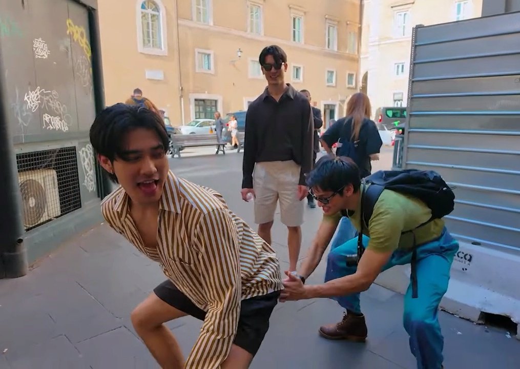 MAIPOLOVER's tweet photo. The way he didn't dare to do this with Mile 555555555 https://t.co/zvFmqQcahH