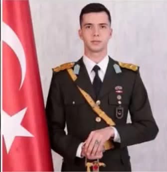 Dede38__'s tweet photo. Barış Terkoğlu "TSK’dan ihraç edilen teğmenlerden İzzet Talip Akarsu: 'Ben artık bir yüksek lisans öğrencisiyim. Teğmen olmasam da bu akademik toplantıyı izlemek istiyorum' deyip NATO Genel Merkezi'ne akreditasyon başvurusu yapıyor.

Ankara'da NATO toplantısına katılıyor. Çok enteresan bir şey oluyor. Toplantı sırasında Avrupa Birliği'nin Türkiye'ye ilişkin. üyelik delegasyonunda bulunan isim ve Türkiye'nin Avrupa Birliği üyesi olup olamayacağı, Türkiye'nin Avrupa yoluna gidip gidilemeyeceği sorusu soruluyor.

AB delegasyonundaki üye diyor ki: 'Hayır. Türkiye, insan hakları ihlalleri, demokratik kriterler nedeniyle Avrupa Birliği'nden tamamen ayrı bir çizgide.'

Ve orada salonda kim el kaldırıyor? İzzet Talip Akarsu: 'Sayın diplomat, madem diplomasinizi insan haklarına, demokrasiye dayandırıyorsunuz; İsrail Gazze'de bu katliamları yaparken, İsrail ile kurduğunuz ilişkide aynı kriterleri uyguluyor musunuz?'

Siz bir teğmenin üzerinden üniformasını sökersiniz. Ama o gider, üzerinde takım elbise olduğu halde, kimseyi karalamadan, yalan da söylemeden, sorulması gereken bir soruyu sorar."
@baristerkoglu