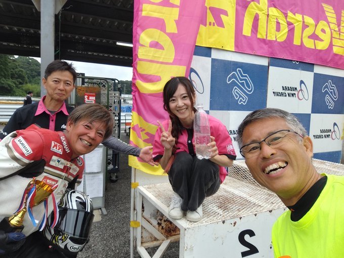 Miranda_Jenius's tweet photo. 🌈7/9(木)今夜🕖19:00〜20:55🌙
乗り物好き/バイク好きの雑談番組✨
「#カズ兄さんのモーターレボリューション」✨#モーレボ 今夜のメールテーマは「思わずこんちくしょー」
🌏全世界どこからでも
https://t.co/tNynBNeB1K
FMIS みらいずステーション 87.2MHz
パーソナリティ：#KAZU中西 さん@kazu55z

💌「お題 / ふつおた / 楽曲リクエスト」あなたの「思わずこんちくしょー」なエピソードを募集中～✨
・FAX：0558-74-2721
・メール：vmax@fmis.jp
🔗https://t.co/Ws8vK5PPlX

🕗20:30～「事故ゼロで行こう！」

提供: 南海部品 YSP沼津 カワサキプラザ山梨 健友堂クリニック カフェナノパンダイニングバー✨

🎶音楽も充実！

特撮やマクロス、福山芳樹さん、 福山竜一さんの楽曲もリクエスト出来ちゃう！

💿福山竜一さん率いるトリオバンド「ザ・グダグダーズ」の2ndアルバム「2 -TWO-」販売中！Side Stand Projectの応援歌"Side Stand HERO"、伊伝株式会社公認の社歌"伊伝カンパニー"等、全6曲収録！
https://t.co/15J9w1xESN

💿番組エンディングテーマ「猫の気持ち」フルートアレンジVer.収録 福山竜一 さんと Trèfle のアルバム「久音-kuon-」発売中
https://t.co/xWN0rvmyEE

📣KAZUさんを勝手に応援
安全啓蒙系 妄想小話✨
『特捜マリンライダーKAZU』第55話
「こんちくしょーの使い方 ―悔しさは、次の燃料だ―」

7月5日、茂原ツインサーキット。

Vesrah杯 Let'sレン耐、グロム5クラス、2位表彰台。トロフィーを手にしたチーム「とっきー&ベスラ」の集合写真には、全員の笑顔が収まっていた。とっきーの熱い走り、福田のロケットスタート、雨神様こと菅野の安定したペース配分——初参戦のドリームチームとして、申し分ない結果だった。

しかしKAZUの胸の奥に、小さな棘が刺さったままだった。

「燃料の残り具合からして……もっとイケたじゃん」

表彰式を終えた後、KAZUはピットエリアのベンチに腰を下ろした。同じ週末、西では鈴鹿8耐が開かれていた。年に一度の大バイク祭りに、雨が降った。「水さしやがってぇ」——そのニュースを聞いたときも、胸に同じ種類の棘が刺さった。

「お疲れ様でした。KAZUさん、ですよね？」

声をかけてきたのは、参加者の男性。年齢不詳、穏やかな笑顔。レン耐のゼッケンをつけたまま、自然な様子でベンチに並んで座った。

「2位、すごいじゃないですか」

「いや……燃料、もっと残ってたんですよね。作戦ミスです」

「でも2位ですよ？　それで十分じゃないですか」

なぜか、その言葉が妙に耳に残った。「十分じゃないですか」——その響きが、頭の中でループし始める。確かに2位だ。文句はない。でも……。

気がつくと、KAZUは帰路のバイクの上で、同じことを何度も反芻していた。燃料の残量。あのコーナーでのペース。もっとイケた。もっとイケた。もっとイケた——。

「……これはおかしい」

信号待ちで、KAZUは頭を振った。悔しさを反芻することと、前に進むことは違う。この思考の渦は、自分のものではない。

その瞬間、ひなた基地からの入電。

「KAZUさん、茂原サーキット周辺で特異な精神干渉波を検出しました。対象者の『悔しさ・不満』を増幅・固定化し、前向きなエネルギーへの変換を阻害するタイプです。接触した可能性があります」

木口博子の声が、緊迫していた。

あの男だ。KAZUはハッとした。

Uターンしてサーキットへ引き返すと、ピットエリアの影から人型の輪郭が滲み出た。穏やかな笑顔が溶け、黒い霧の怪人が姿を現す——「フラストレイター」。

ショッカーが送り込んだ精神侵食型改造人間。対象者の悔しさを永遠に反芻させ続け、次への糧にさせない。安全運転の啓蒙活動家を内側から腐らせる、じわじわと効く毒だった。

「十分じゃないか……と思い込めば、人間は成長を止める。安全への探求も、同じだ」

怪人があざ笑う。

KAZUは静かに、しかしはっきりと言った。

「悔しいのは確かだ。でもな—…こんちくしょーは、次の燃料にするもんだ。固定するためじゃない」

その瞬間、精神干渉波が霧散した。

「変身！」

青と白のバトルスーツが、茂原の夕暮れに煌めく。

フラストレイターは干渉波を重ねて攻撃を仕掛けるが、「悔しさを次へ変換する」という意志が盾になり、一切通じない。

「マリンライダー・フューエル・キック！！」

渾身の一撃が怪人を貫き、ピットエリアに静寂が戻った。

帰路、KAZUはラジオの告知文を頭の中で組み立てながら走った。「思わずこんちくしょー、ありました？」——リスナーにそう問いかけることが、すでに次の一歩だ。

ひなた基地からさらにもう一件、入電。

「7月15日水曜日、下田での水上訓練、準備が整いました。新型ブルーポリスの整備も万全です」

今年初の海が、もうすぐそこまで来ていた。今週もブジカエル🐸（第55話 おしまい）