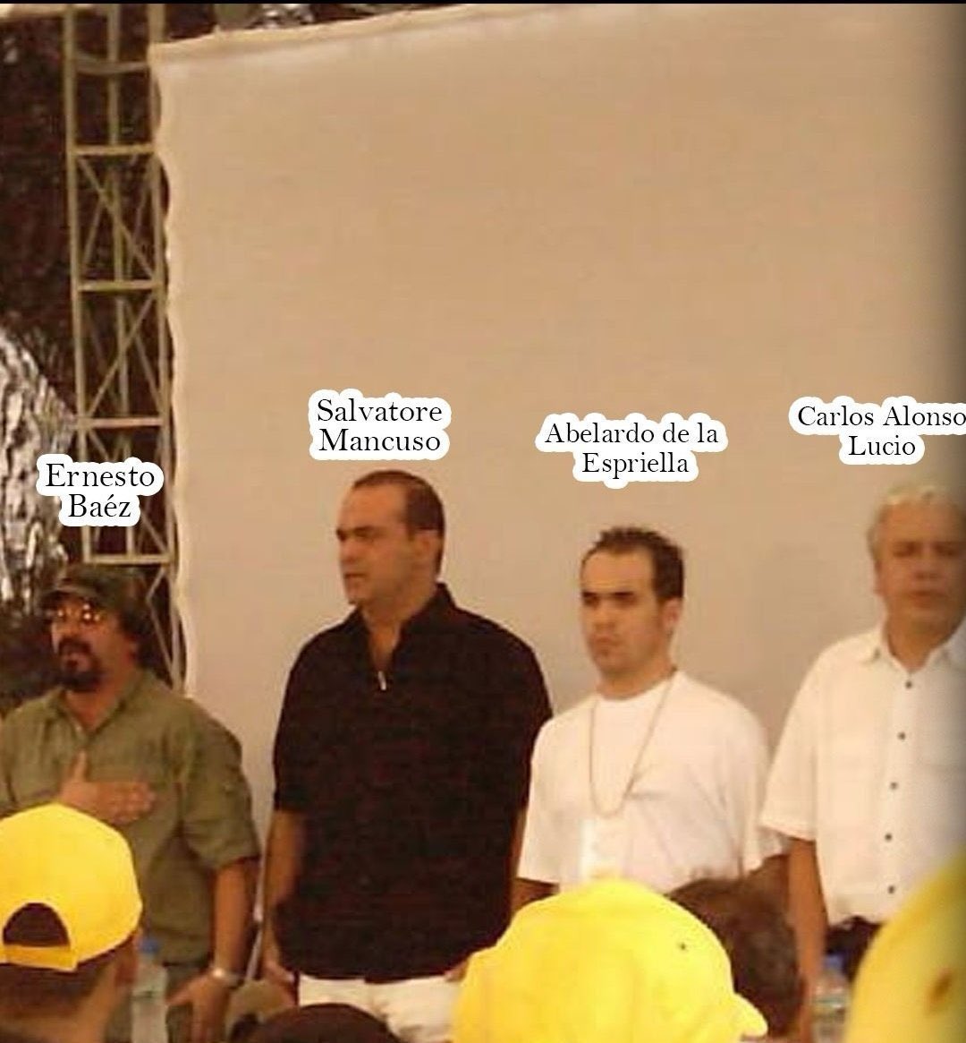 alazamo123's tweet photo. El Gobierno saliente está cumpliendo la Ley 951 de 2005.

La entrega del Ejecutivo es un procedimiento administrativo formal. La ley no exige que representantes del gobierno entrante participen en la elaboración del acta de entrega; esta tiene como finalidad dejar constancia del estado general de la administración y entregar el informe de gestión a quienes asumirán el cargo.

Pretender convertir ese acto en un escenario de confrontación política carece de sustento jurídico. Lo que buscaban era un espectáculo mediático para instalar, desde el primer día, una narrativa de presunta responsabilidad contra los funcionarios salientes y promover un ambiente de presión o persecución judicial, en lugar de permitir que las autoridades competentes actúen con independencia y con respeto por el debido proceso.

Le recuerdo a @DELAESPRIELLAE que ya no ejerce como abogado defensor de paramilitares, narcotraficantes, y estafadores, sino que asumirá la responsabilidad de gobernar un país complejo.

Es momento de dejar el espectáculo mediático y concentrarse en construir un gobierno para todos los colombianos, incluidos los más de 30 millones de ciudadanos que no votaron por usted.