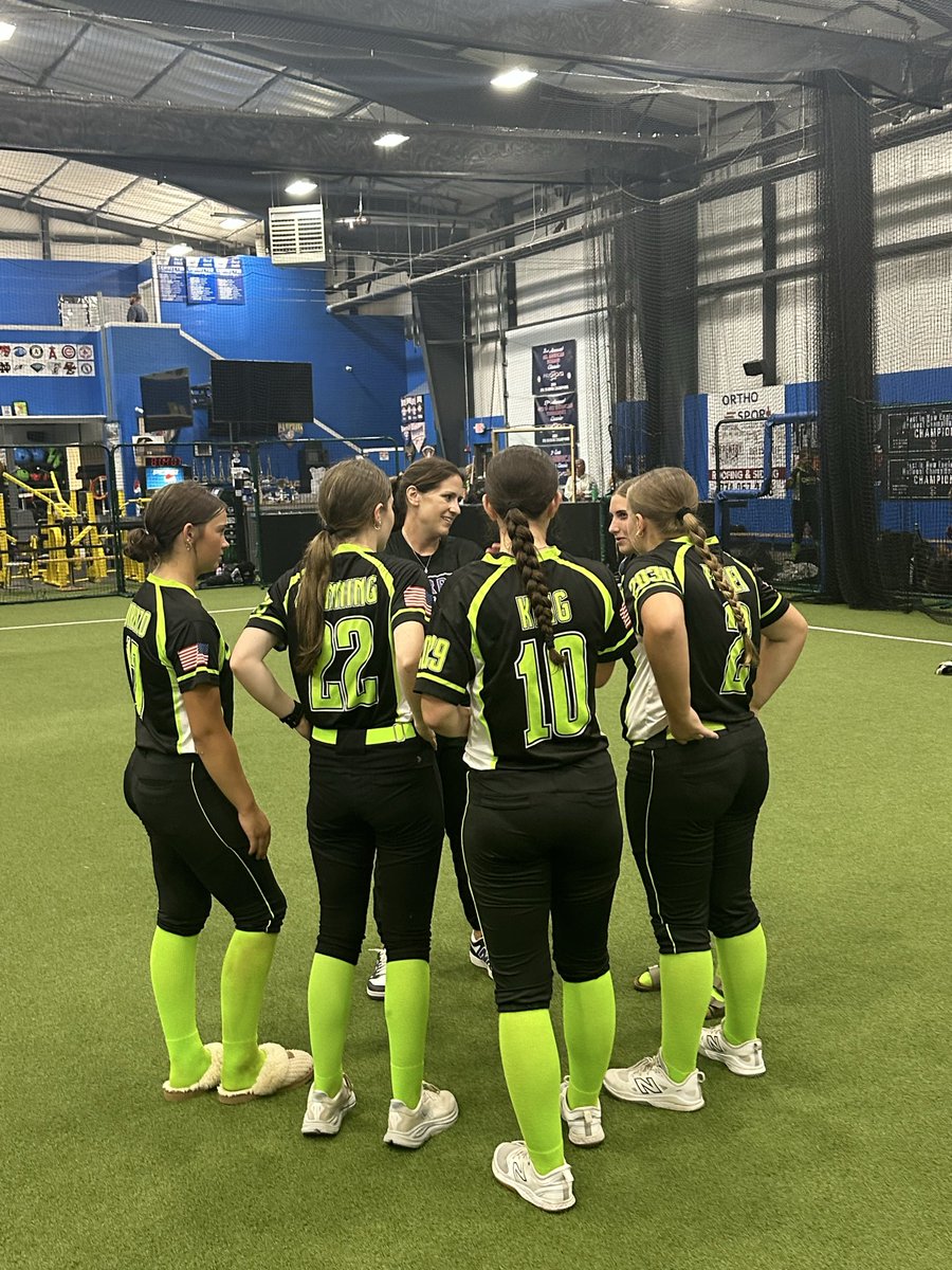 SSChaosPremier's tweet photo. These girls had a blast last night in thr @CurryEdu Softball clinic.
@GiabellaD2029 @AveryPanek2030 
@ChloeM2029 @elliot_softball @Riley_King10 
@Coach_King3 
@sschaos14 https://t.co/Pz0knsdiMN