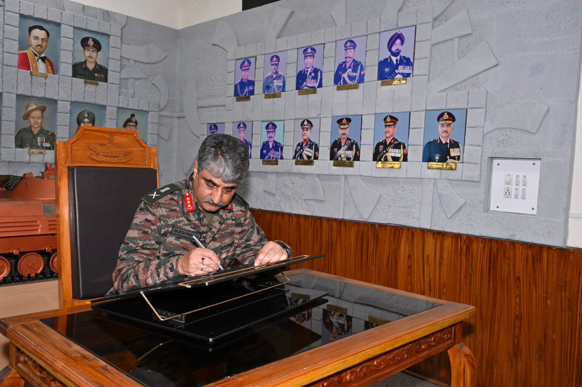 IaSouthern's tweet photo. Lt Gen Rajesh Pushkar, AVSM, VSM, #ArmyCommander, #SouthernCommand visited #MechanisedInfantryCentre & School, #Ahilyanagar to review modern training initiatives and state-of-the-art infrastructure, including AR/VR Lab and Combat Simulation Zone. 

The visit highlighted technology-enabled training, adaptive methodologies and future-ready warfighting capabilities for enhanced combat readiness.

#IndianArmy 
#TechAbsorption
@adgpi 
@PRODefPune