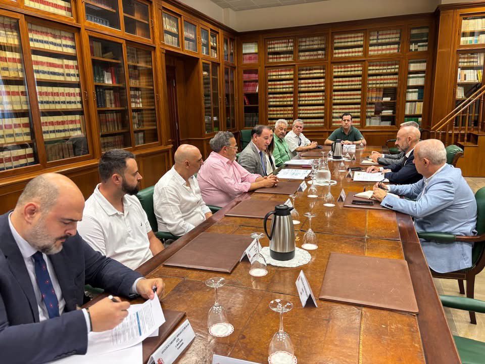 AlbertoRamosMLG's tweet photo. Hoy he participado, junto a compañeros del tejido asociativo empresarial de la Axarquía, en una reunión con el subdelegado del Gobierno para abordar movilidad, infraestructuras, desarrollo y agua. 

Escuchar, dialogar y sumar propuestas es el camino para avanzar. https://t.co/m43JoWO9uy