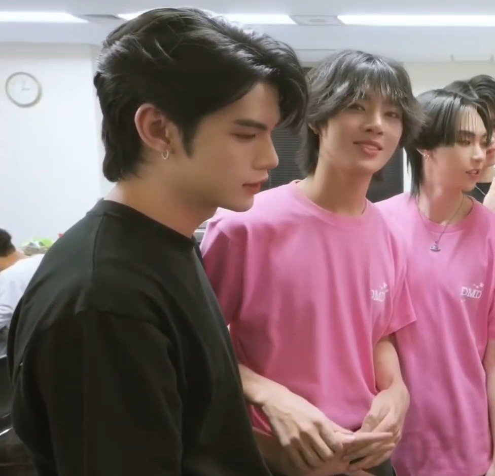 kimwaiistory's tweet photo. ใครแอบจับมือกันนี่เห็นหมดนะ 👀

#DMDWorldinJapanBTS
#NorthOtto https://t.co/VLCdgwdk2A