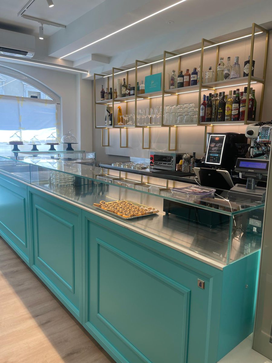 TecnobarT's tweet photo. 🧁🍰Ogni locale racconta una storia, e siamo lieti di aver contribuito a scriverne una parte. 
 Ringraziamo🙏 Gianfranco e Nicoletta Nicolini per aver scelto la #Tecnobar per la realizzazione degli arredi. 
https://t.co/p99qS283yI https://t.co/5c9qrK207u