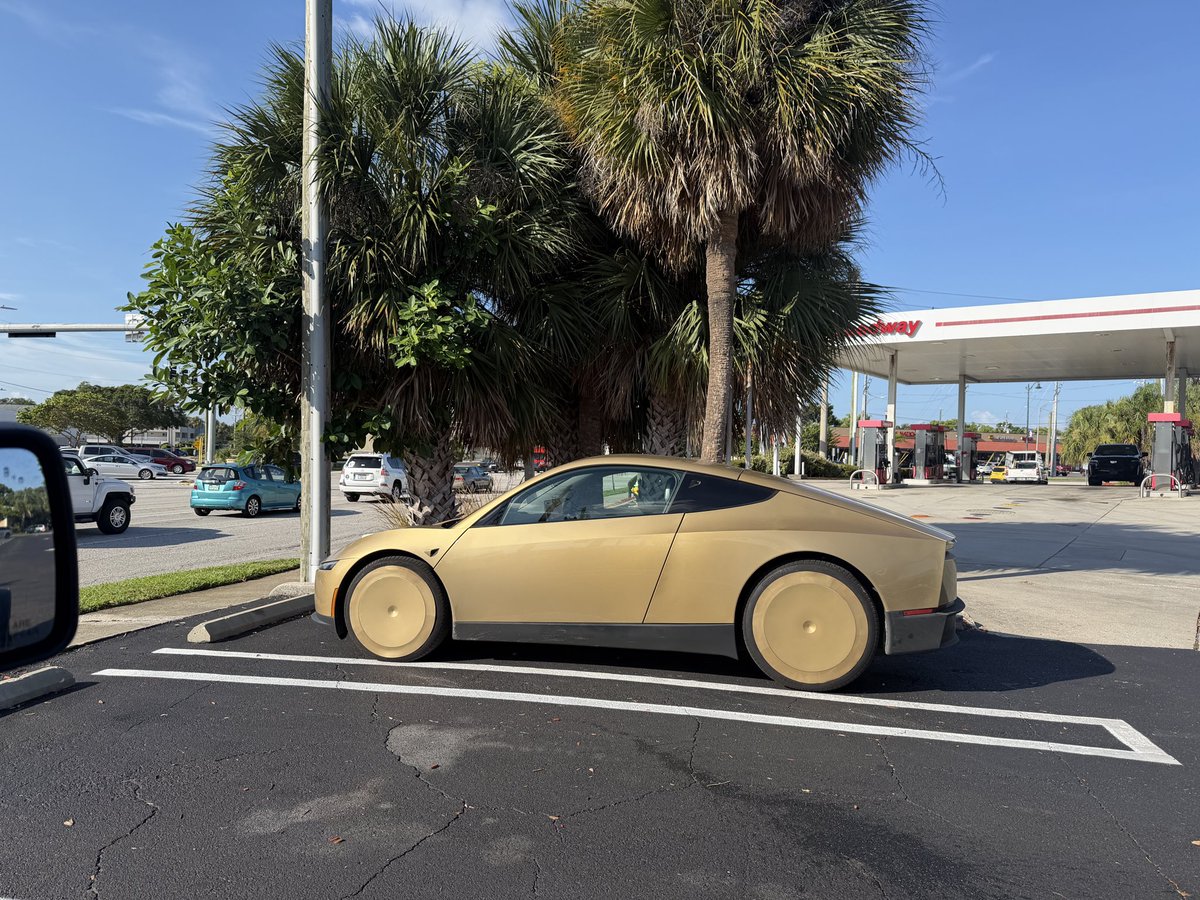 jakecbaum's tweet photo. Cybercab spotted in Bellair, Florida 🤙 https://t.co/B1D5sYpa4i