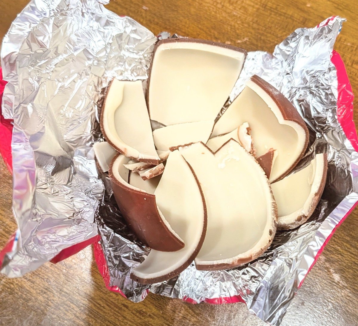 AZ14869's tweet photo. チョコエッグ美味しい
綺麗に割れた(当社比) https://t.co/MObPntSd1A