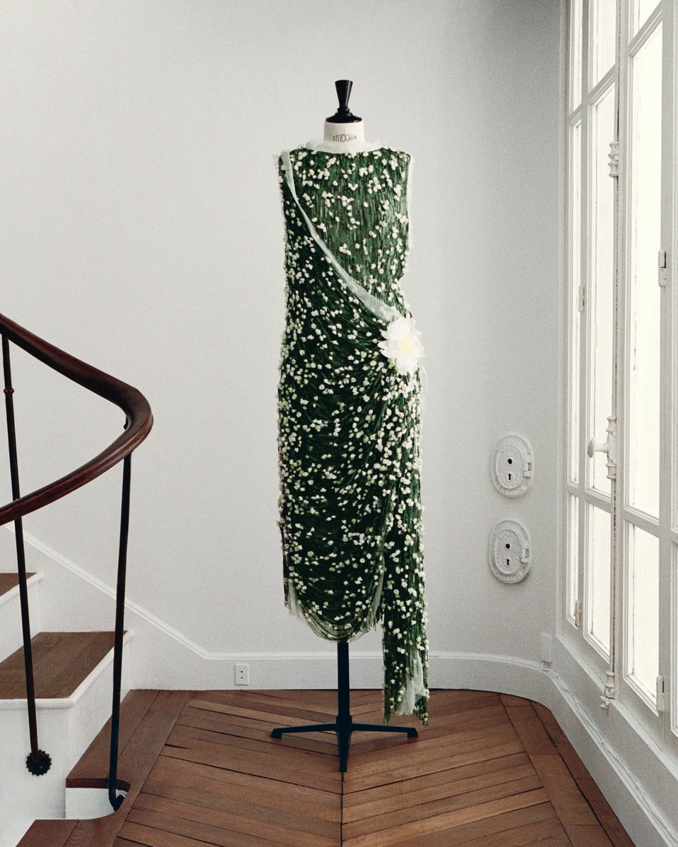 Dior's tweet photo. Look 47 from the Dior Fall Winter 2026-2027 Haute Couture Show.

Dress draped in white silk chiffon embroidered with cactus flowers overlaid with sequin draped fringing, large silk cactus flower on the hip. Framed with frayed edges.

https://t.co/ScTuRE9aPl

#DiorCouture https://t.co/MWdJsUKQhX