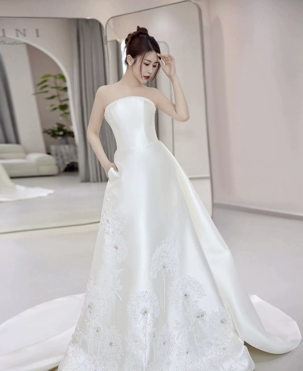 2015gdyy's tweet photo. 前两个月还在参加婚礼的主婚纱，这个月就被射穿了，雪白的缎面，三层顺滑的下摆，没想到仅仅穿上在里面射了两次，j液就渗透三层裙摆，外面都有痕迹了，最后干脆穿上试试接尿效果，三层的裙摆居然一秒就透了。 https://t.co/OcmkpL3R1q