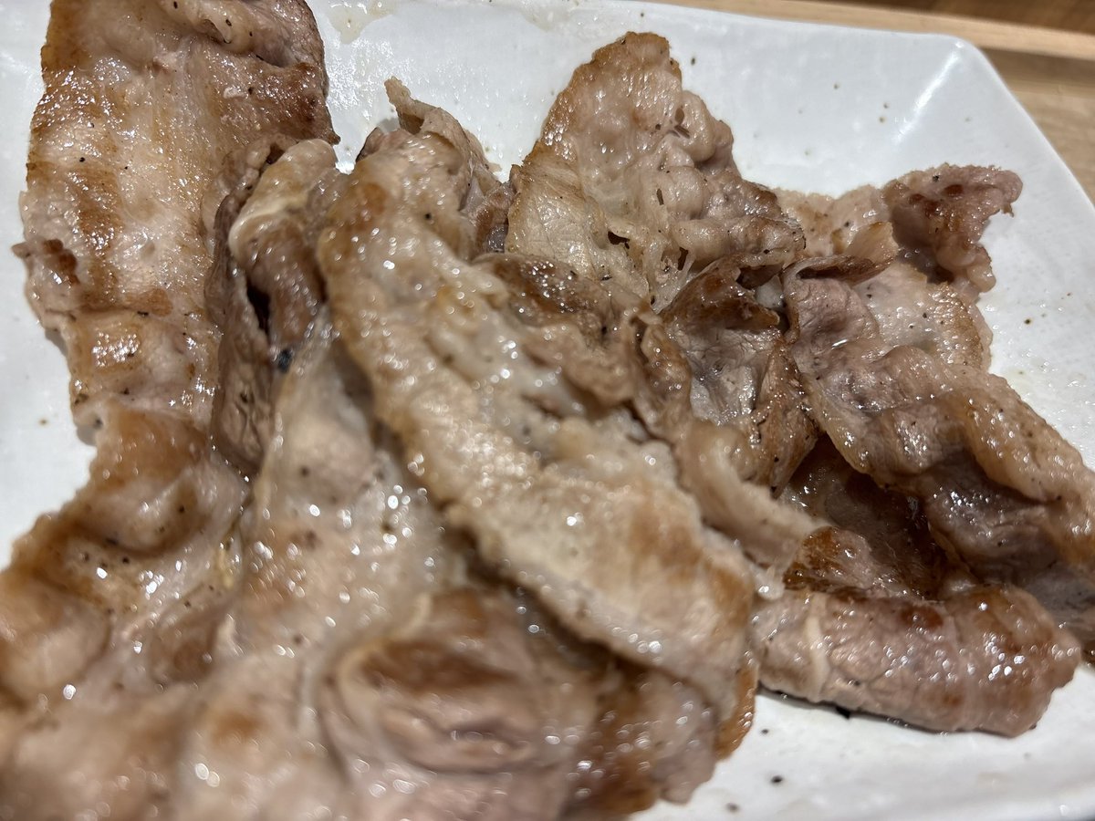 hamtarou328's tweet photo. この時間に食う肉は美味い🍖🍚

松屋常連おじさんになります💪🏻👴 https://t.co/9ls5NPhtUy