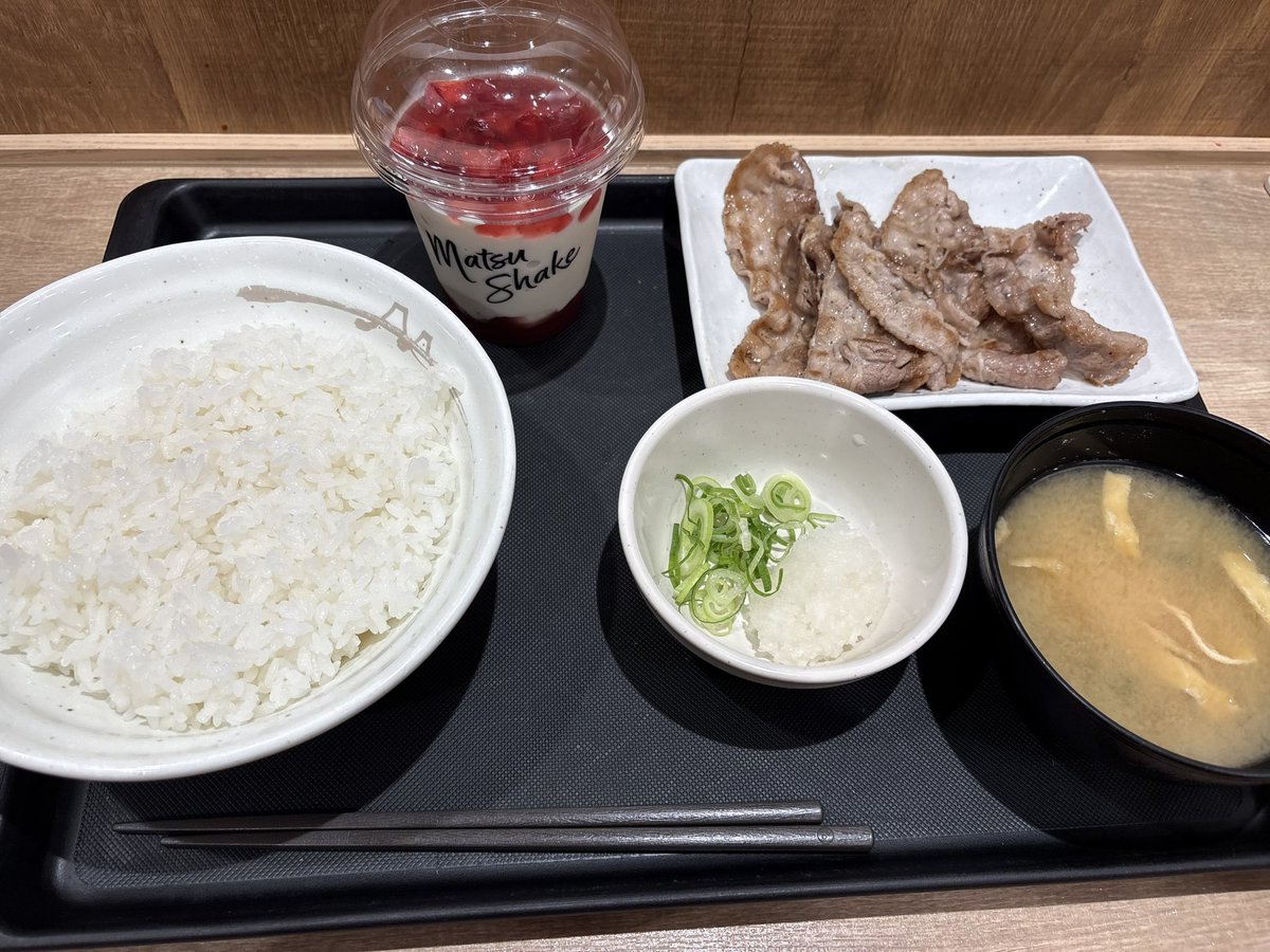 hamtarou328's tweet photo. この時間に食う肉は美味い🍖🍚

松屋常連おじさんになります💪🏻👴 https://t.co/9ls5NPhtUy
