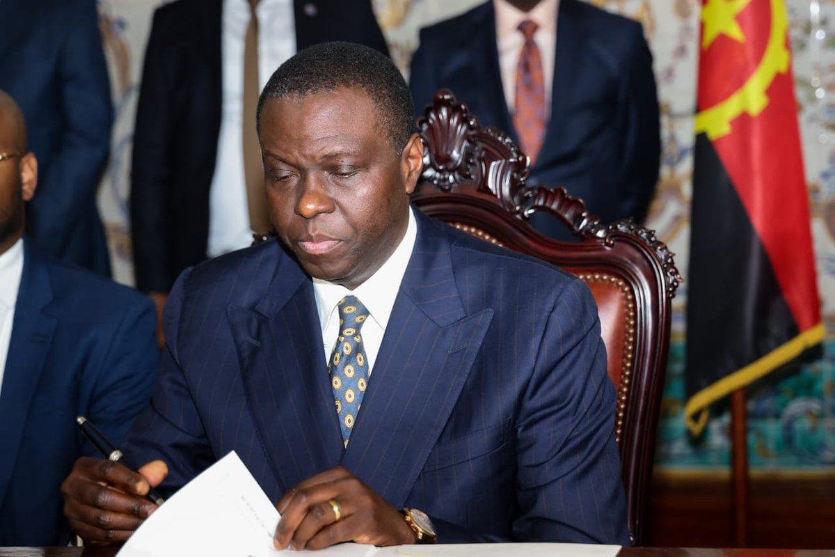 AngolaBanco's tweet photo. O Governador do Banco Nacional de Angola, Manuel Tiago Dias, e o Governador do Banco Central do Congo, André Wameso Nkualoloki, assinaram, nesta quarta-feira, dia 08 de Julho, em Luanda, um memorando que visa estabelecer um quadro geral de cooperação institucional. https://t.co/2j0H1c2xJI