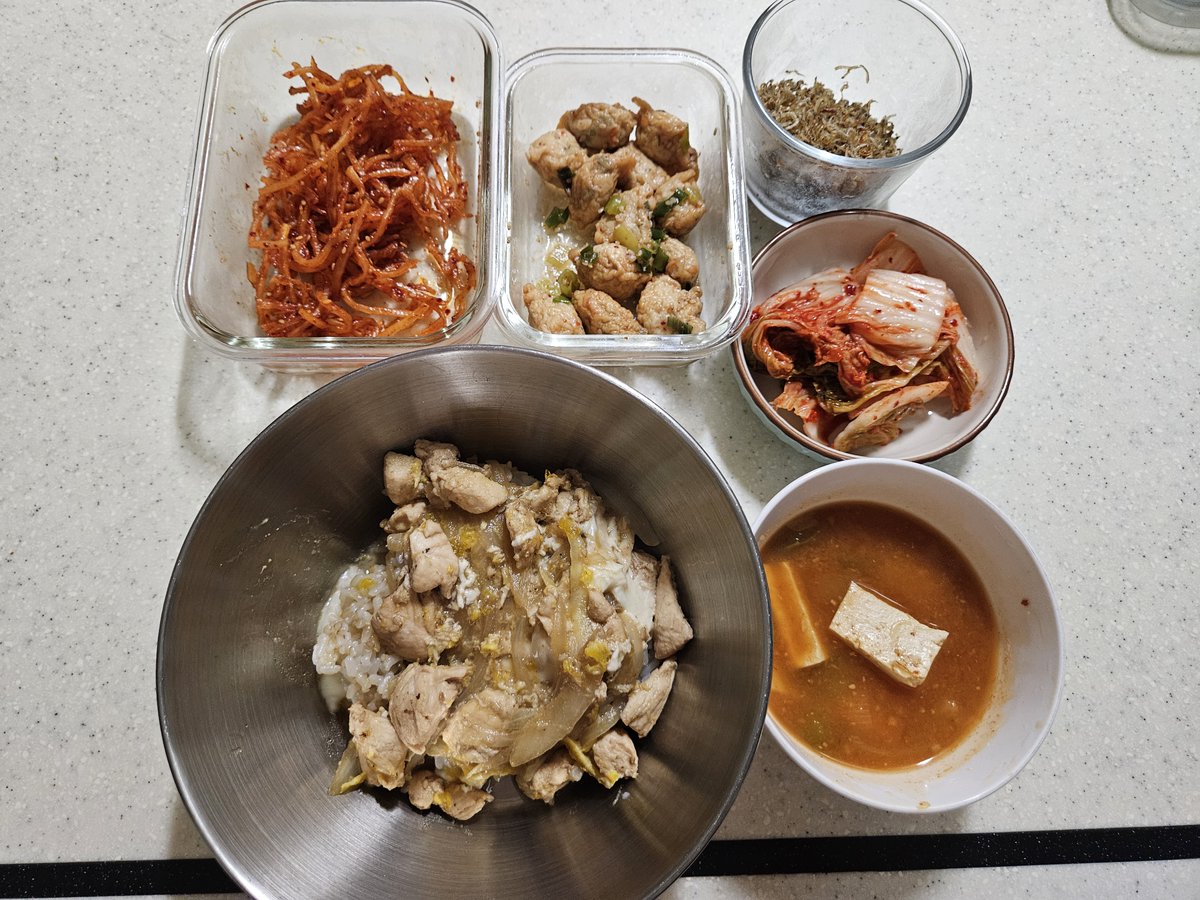 DieterSCG's tweet photo. 마운자로 2.5mg 4일 차

생각보다 식욕이 잘 눌러지는 거 같다. 최근 두 달 정도 밤 8시부터 폭식하다시피 먹는 습관이 생겨서 솔직히 마운자로 하면서도 밤에 자꾸 먹을 게 땡기면 어쩌나 싶었는데 잘 참아진다.

참아지는 걸 넘어서 뭔가 안 땡긴다. 

아침 : 닭안심 간장 계란 덮밥 + 된장찌개 / 혈압약, 간장약, 오메가3, 비타민C 1000mg

점심 : 고구마 + 구운 계란 2알 / 비타민D 5000IU
(고구마 한 개 반? 남김)

저녁 : 단백질 쉐이크 / 마그네슘 200mg, 탈모약, 간장약

혈압약과 간장약은 체중을 많이 줄이면 끊을 수 있겠지...? 이거 끊으려고 다이어트 시작한 거니까