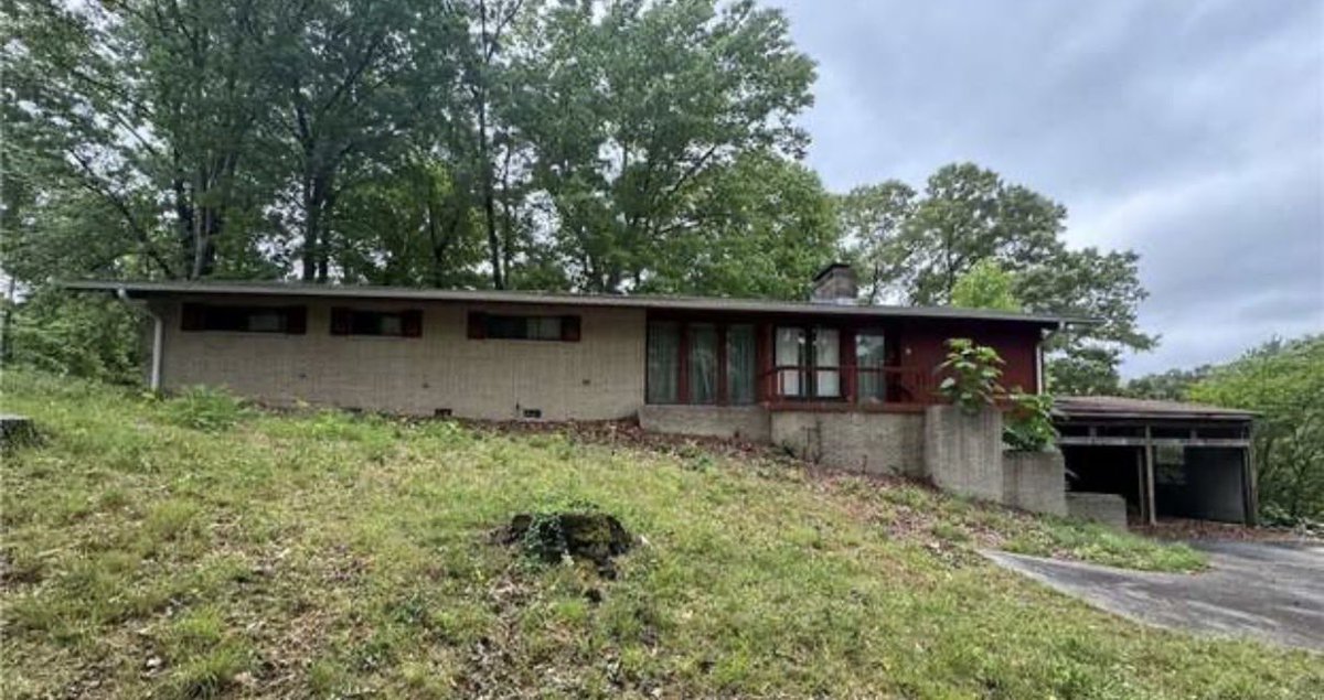 TGentry86's tweet photo. Follow for updates on a midcentury gem. Full Reno starts today .

Details: year built 1966, Atlanta , Ga.

2700 sq foot , 4 bedroom 5 bathrooms.

#midcenturymodern #mcm #RealEstateInvesting https://t.co/eSlB3TleQ7