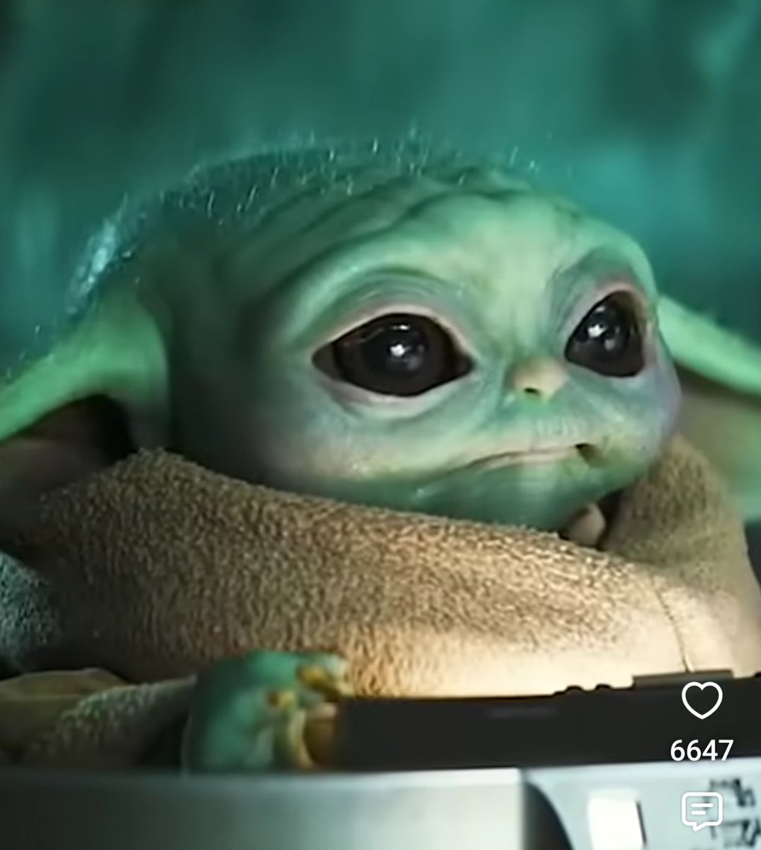 MiedaAkiko's tweet photo. スターウォーズなんて、基軸映画の第３話しか見てない。ディズニーも基本好かない。のに！　グローグーが可愛い。沼ってる。５万円のトイをポチりそうになってる。ディズニー＋への加入も考える。いや、ドラマがパッケージになってれば、そっちか？　かわいい無双のメタル草餅ラブ。 https://t.co/6eH5lH4DdT