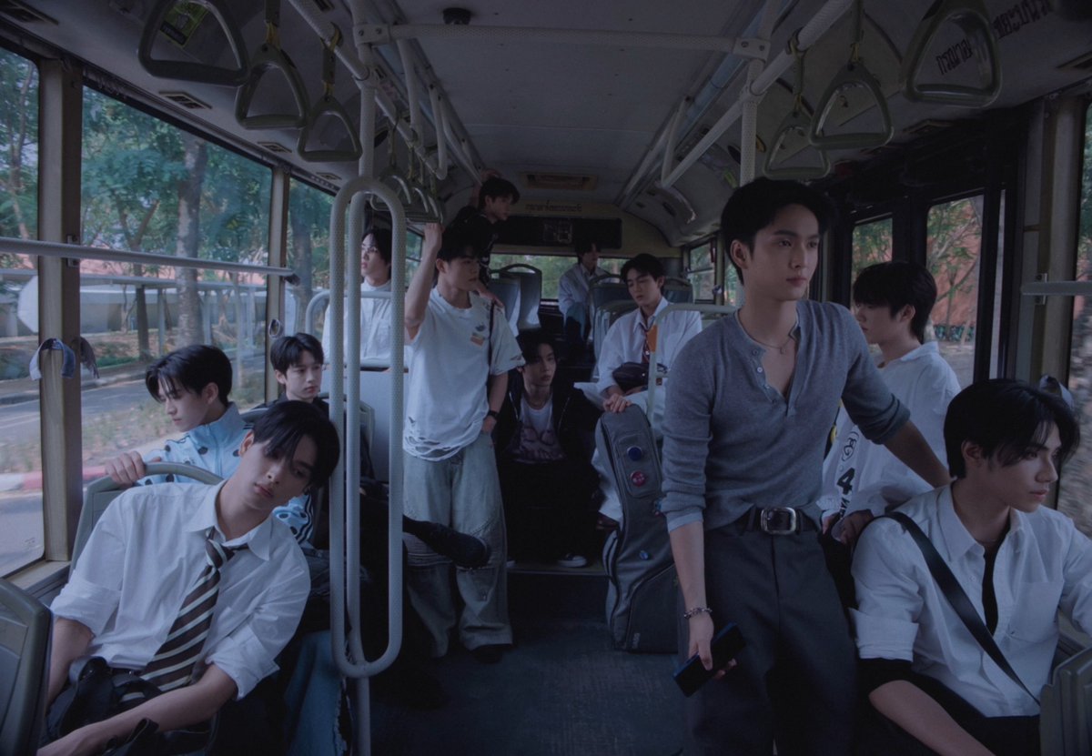 tpopupdate's tweet photo. BUS because of you i shine กลับมาพร้อมซิงเกิลใหม่ “รักมักยาก (Lover Loser)” เพลงที่ถ่ายทอดความรู้สึกของคนที่กำลังเผชิญกับความซับซ้อนของความรัก ผ่านคำถามเรียบง่ายแต่โดนใจว่า “ทำไมพอเป็นเรื่องความรัก มันยากทุกที” ไม่ว่าจะเป็นการแอบชอบ การสารภาพรัก การเริ่มต้นความสัมพันธ์ หรือการรักษาความรักเอาไว้ 

เพลงนี้ได้ ตูน Three Man Down มารับหน้าที่โปรดิวเซอร์ โดยต่อยอดจากคอนเซ็ปต์ “รักมักง่าย” ที่ ต้นหน และสมาชิก BUS ร่วมกันจุดประกาย ก่อนจะพัฒนาเป็น “รักมักยาก” เพราะท้ายที่สุดแล้ว ความรักกลับไม่เคยเป็นเรื่องง่ายอย่างที่คิด

พร้อมหยิบแรงบันดาลใจจากซาวด์ Boy Band ไทยยุค 2000s มาผสมผสานกับดนตรี Pop Rock ถ่ายทอดเรื่องราวของคนที่ทุ่มเทให้กับความรักอย่างเต็มที่ แต่ก็ยังต้องเผชิญกับความจริงที่ว่า ความรักมักเป็นเรื่องยากเสมอ

สำหรับมิวสิกวิดีโอ “รักมักยาก (Lover Loser)” BUS ได้นำเสนอผลงานในรูปแบบ การเล่าเรื่องแบบภาพยนตร์สั้นเข้ากับมิวสิกวิดีโออย่างลงตัว โดยถ่ายทอดเรื่องราวความรักในรั้วมหาวิทยาลัยผ่านสมาชิกทั้ง 12 คน ที่ต่างเรียนอยู่คนละคณะ และมีวิธีแสดงความรักในแบบของตัวเอง

ความพิเศษของมิวสิกวิดีโออยู่ที่การเล่าเรื่องสั้นถึง 12 เส้นเรื่อง ซึ่งสะท้อนมุมมองความรักที่แตกต่างกันออกไปของแต่ละตัวละคร โดยนำเอกลักษณ์และบรรยากาศของแต่ละคณะมาเป็นส่วนหนึ่งของการสารภาพรักในรูปแบบเฉพาะตัว แต่ท้ายที่สุด กลับต้องเผชิญกับการถูกปฏิเสธ ความผิดหวัง และสถานการณ์ไม่คาดฝันที่ราวกับโชคชะตากำลังเล่นตลกกับพวกเขา จนเกิดเป็นเรื่องราวความรักที่ทั้งน่าเอ็นดู น่าขำ และชวนเจ็บจี๊ดไปพร้อมกัน สะท้อนแนวคิดของเพลงที่ว่า “ทำไมพอเป็นเรื่องความรัก มันยากทุกที”
ขณะเดียวกัน อีกหนึ่งเส้นเรื่องสำคัญคือเรื่องราวของ COPPER ที่ดูเหมือนจะเป็นคนเดียวที่สมหวังในความรัก เมื่อเขาได้พบกับหญิงสาวที่รับบทโดย “พรีม ชนิกานต์ ตังกบดี” และได้เริ่มต้นความสัมพันธ์ร่วมกัน แต่ความรักของทั้งคู่กลับต้องเผชิญกับอุปสรรคอีกแบบ เมื่อฝ่ายหญิงเป็นนักแสดงชื่อดัง ทำให้ทั้งสองต้องเก็บความสัมพันธ์เอาไว้เป็นความลับ และเรียนรู้ว่าบางครั้ง แม้จะมีความรักอยู่ในมือแล้ว ความรักก็ยังคงเป็นเรื่องที่ยากไม่ต่างกัน

เบื้องหลังงานภาพทั้งหมดได้ BOSSKUNO มารับหน้าที่ผู้กำกับ ร้อยเรียงเรื่องราวความรักทั้ง 12 เส้นเรื่องให้เชื่อมโยงกันอย่างมีเอกลักษณ์ ผ่านการเล่าเรื่องในรูปแบบภาพยนตร์สั้นที่ผสมผสานอารมณ์โรแมนติก อารมณ์ขัน และความตลกร้ายเข้าไว้ด้วยกันอย่างลงตัว ถ่ายทอดหลากหลายมุมมองของความรักที่แม้จะแตกต่างกันออกไป แต่กลับมีจุดร่วมเดียวกันคือความไม่ง่ายดายของการมีความรัก จนกลายเป็นอีกหนึ่งมิวสิกวิดีโอที่พาผู้ชมร่วมตั้งคำถามไปพร้อมกันว่า “ทำไมความรักถึงเป็นเรื่องยาก”

ติดตามฟังเพลง รักมักยาก (Lover Loser) จาก BUS because of you i shine ได้ทุกช่องทาง Music Streaming

#TPOP #TpopUpdate 
#BUS_รักมักยาก_MV
#BUS_รักมักยาก
#BUSbecauseofyouishine