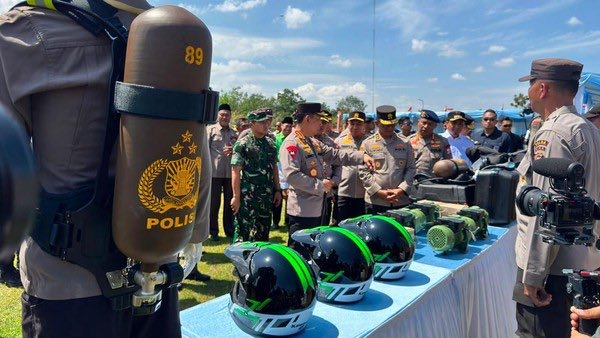 LebongPolres's tweet photo. Kapolri Serahkan Bantuan Peralatan Penanganan Karhutla ke Polda Riau 

Kabupaten Kampar - Kapolri Jenderal Listyo Sigit Prabowo melakukan pengecekan personel sekaligus peralatan dalam penanganan potensi bencana kebakaran hutan dan lahan (karhutla). https://t.co/0SzRBAwDU3