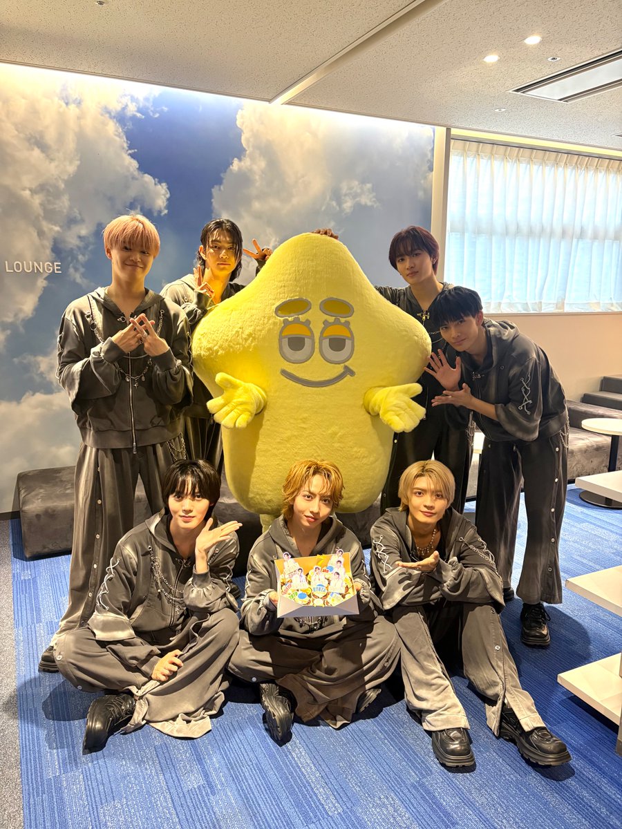 STAPY_SDP's tweet photo. ＼GNJB 7th Anniversary 原因は君にもある。／🎉

＃原因は自分にある。先輩の7周年イベントにお邪魔したぴぃ🌟🌟

サプライズでお祝いもさせていただいたぴぃ👇
https://t.co/k0soCoxnx8

これからも原因は自分にある。先輩とすたぴぃをよろしくお願いしまぴぃ🙏 https://t.co/QLn7hzDQxu