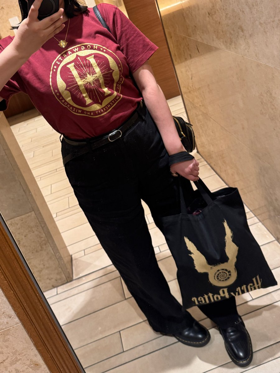 K___Gryffindor's tweet photo. 観劇コーデ🪄
呪いの子ホグワーツTシャツ&amp;トート
タイムターナーのネックレス
#ハリポタOOTD https://t.co/zCCr6gGG3Z